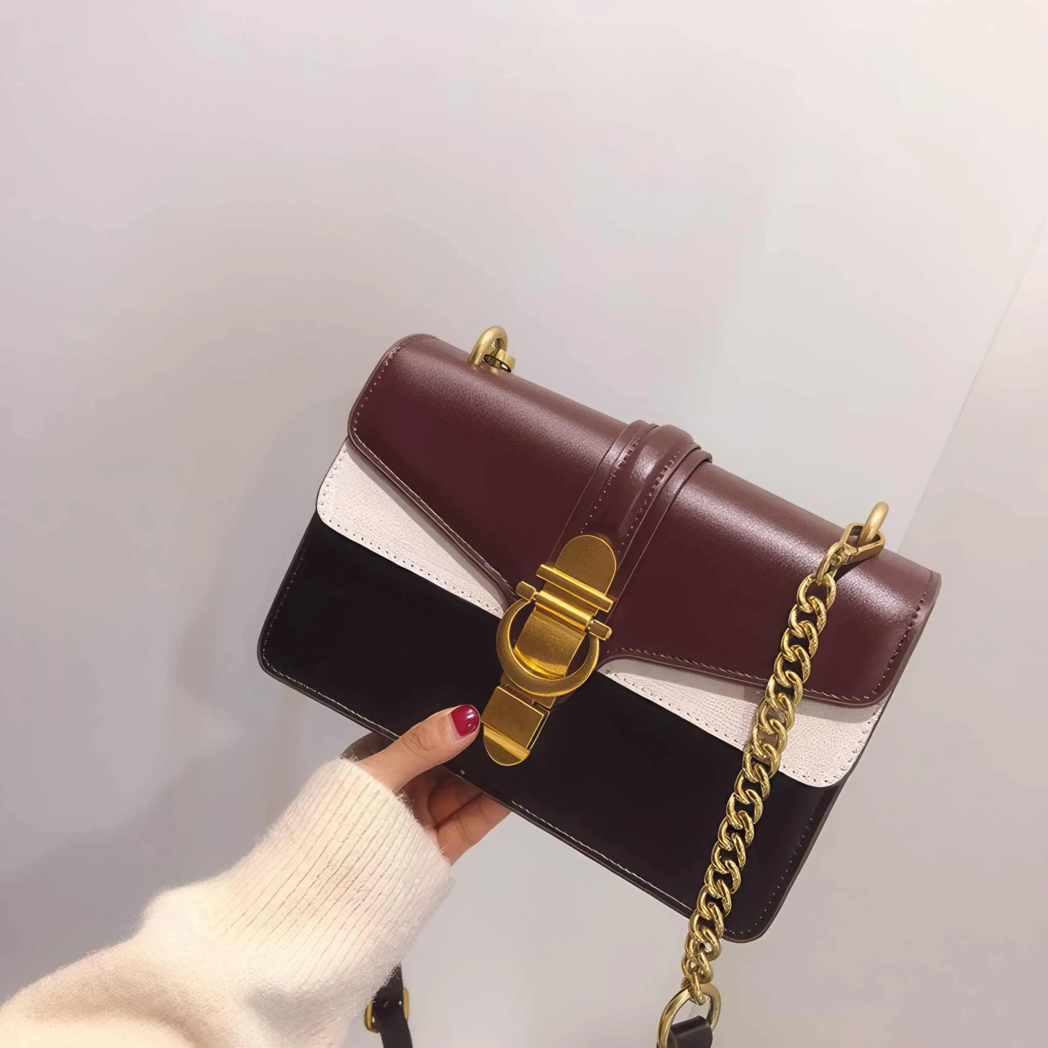 Glow Chic's Autumn Shoulder Bag – Stylish Chain Bag